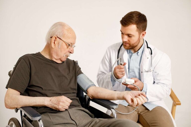 How Does the Best Diabetologist in Ghaziabad Create Personalized Diabetes Treatment Plans?
