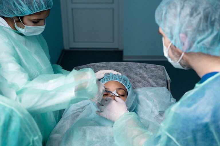 What are the common conditions treated by an oculoplasty specialist?